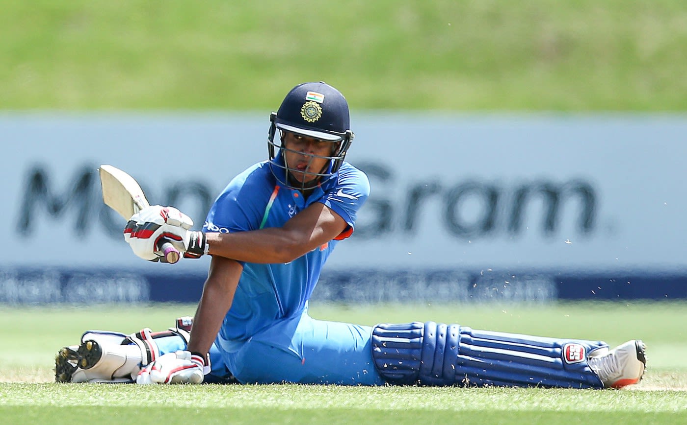 Manjot Kalra loses his balance while sweeping