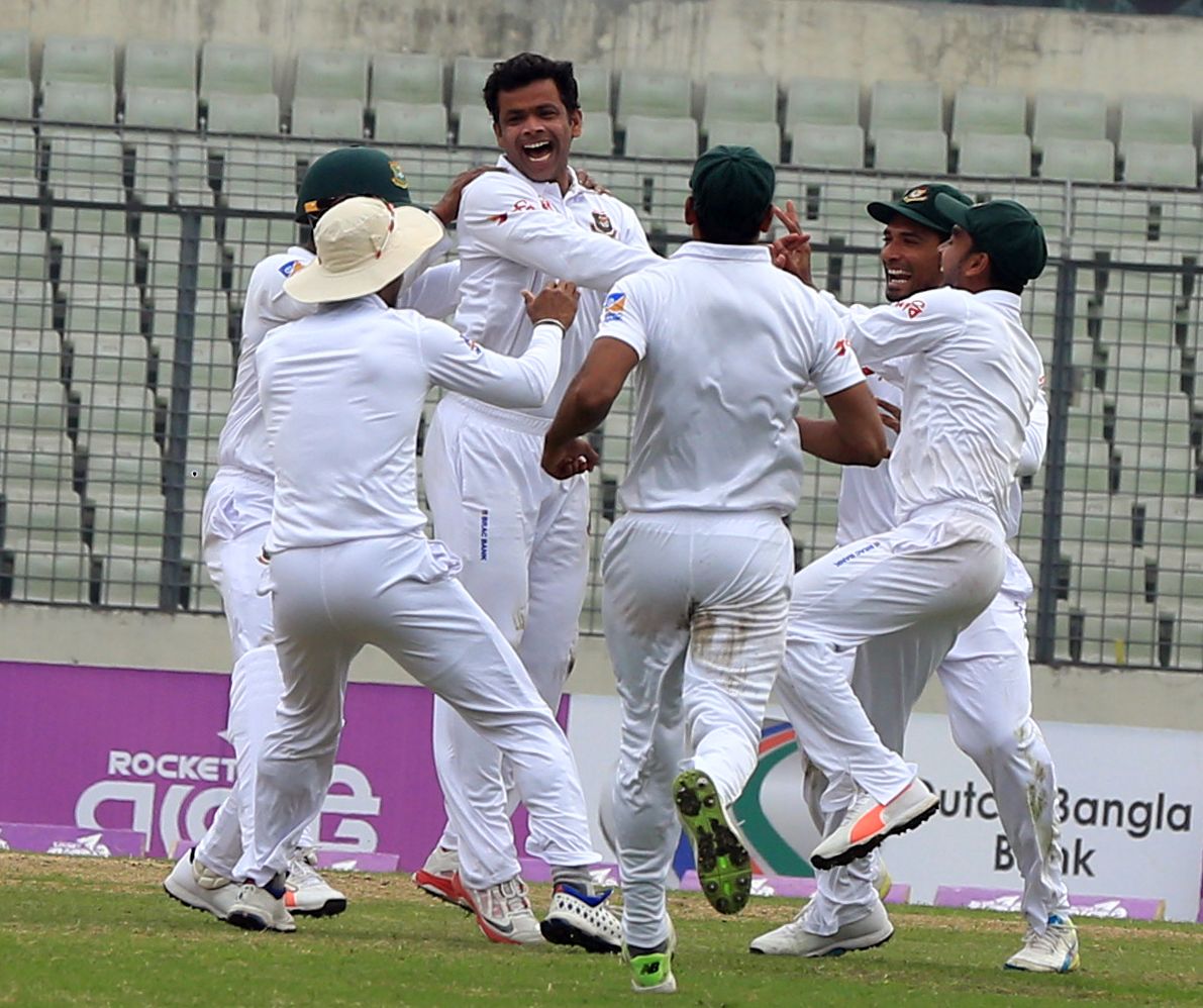 Abdur Razzak tied up Sri Lanka's batsmen in his first Test in four years