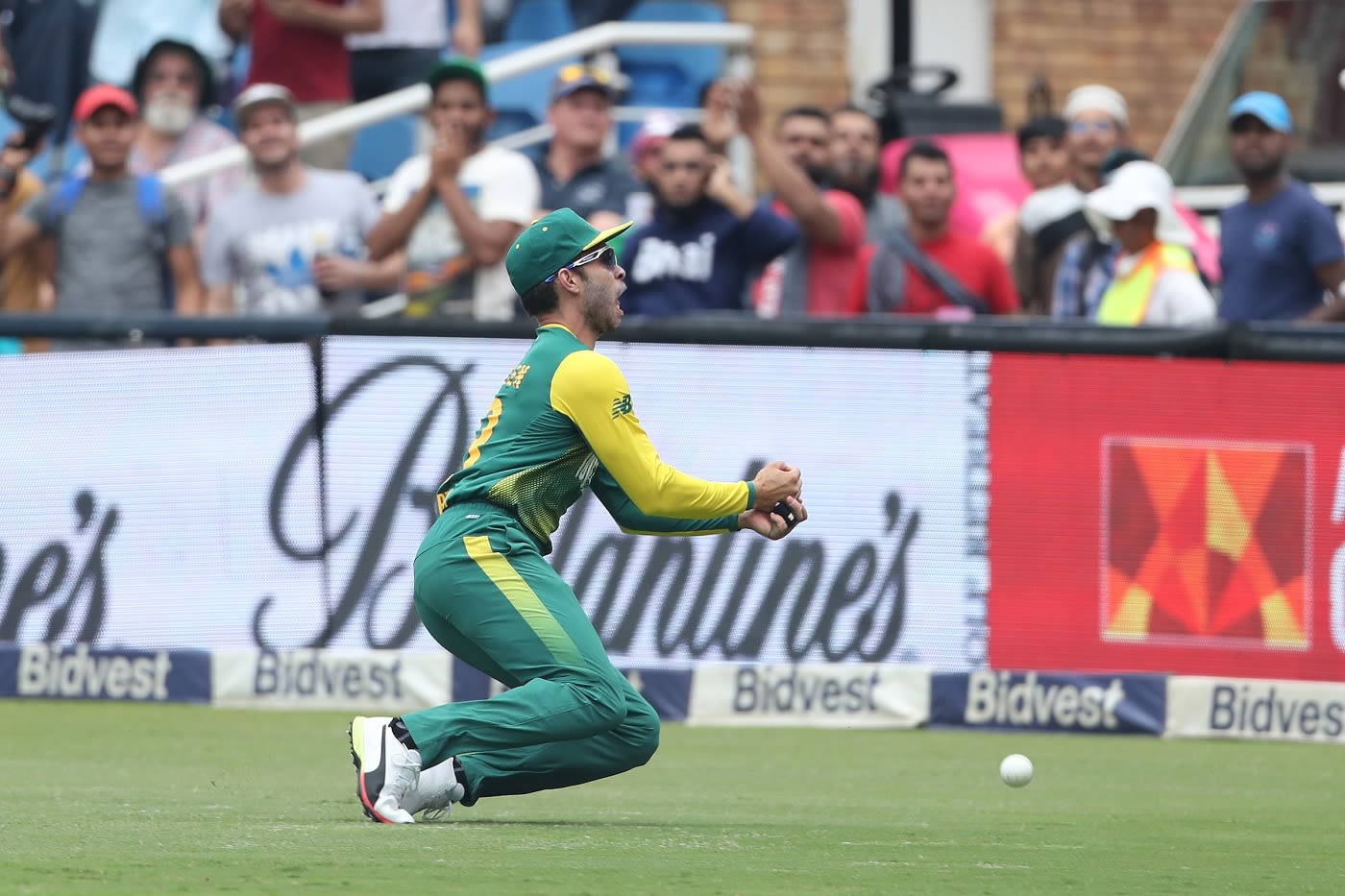 Farhaan Behardien drops Suresh Raina's catch
