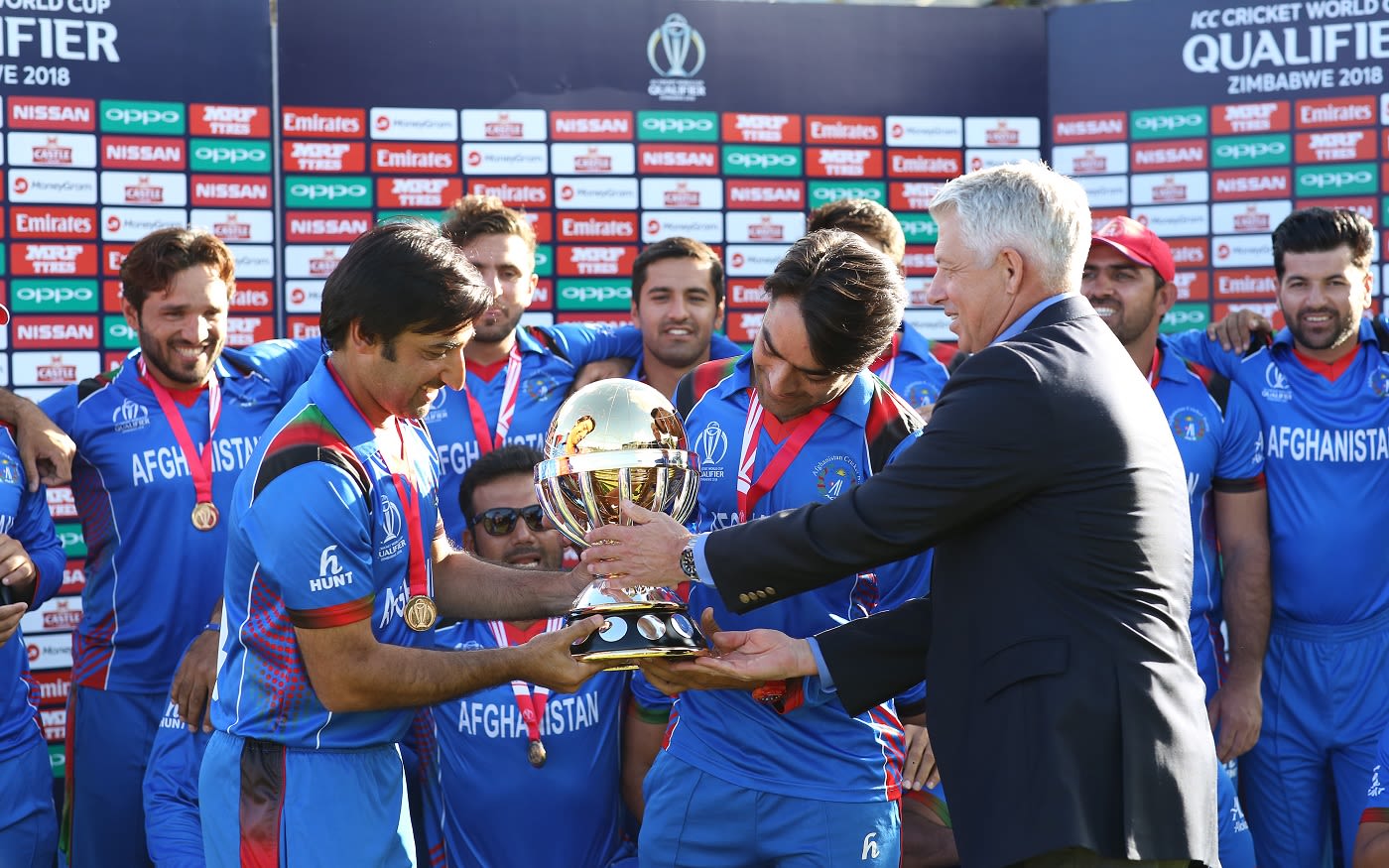 ICC CEO David Richardson presents Afghanistan with the trophy