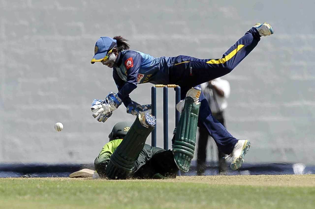 Rebeca Vandort attempts a run-out