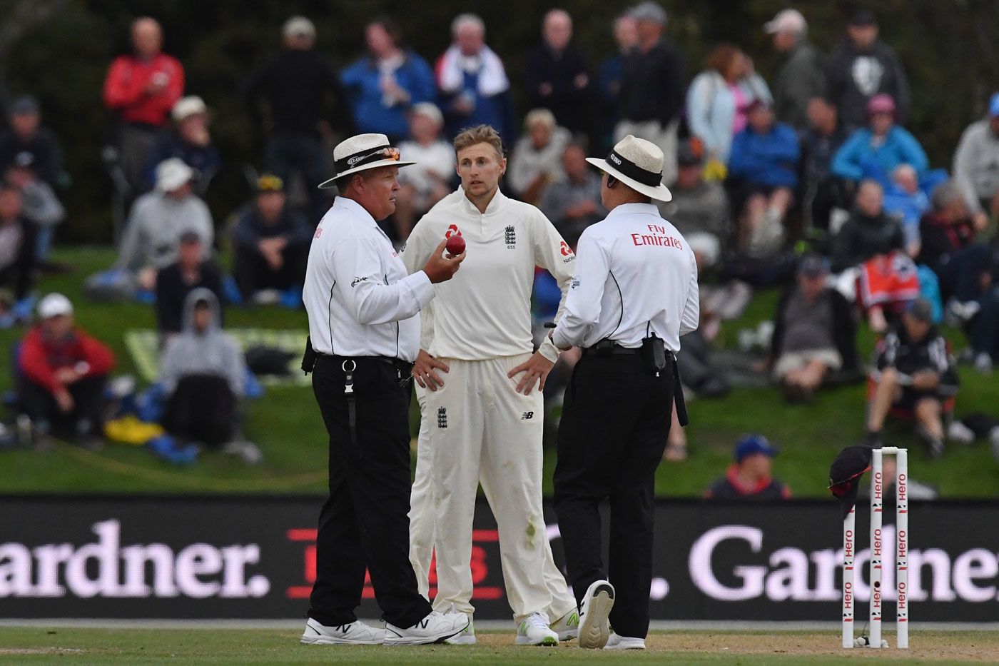 Joe Root discusses the light with the umpires