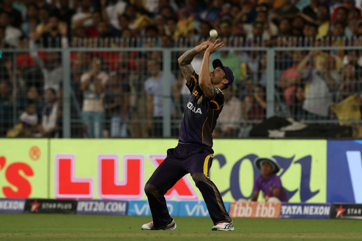 Mitchell Johnson takes a catch to send back AB de Villiers