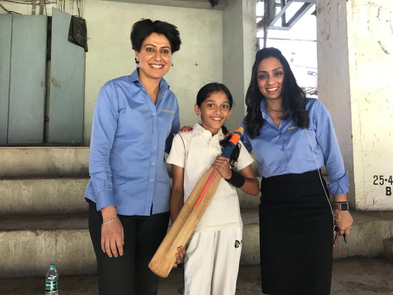 Anjum Chopra and Isa Guha flank a young fan