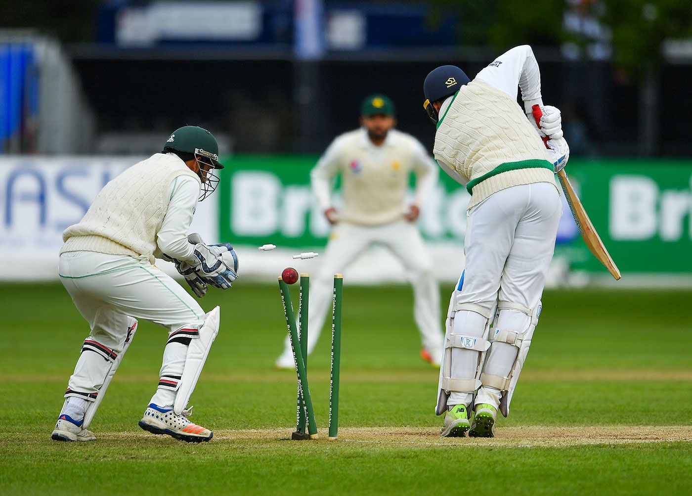 Stuart Thompson was bowled by Shadab Khan