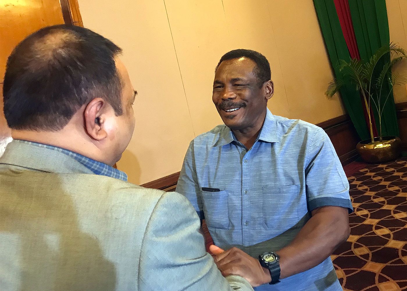 Gordon Greenidge catches up with former Bangladesh captain Gazi Ashraf at a reception in Dhaka