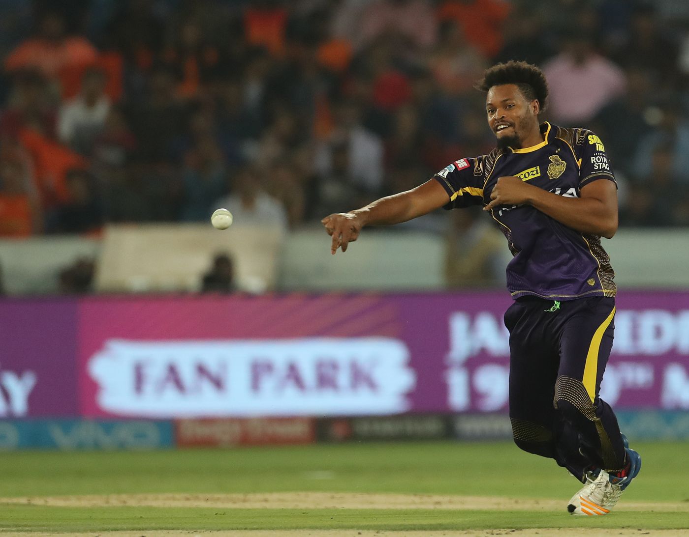 Javon Searles has a shy at the stumps
