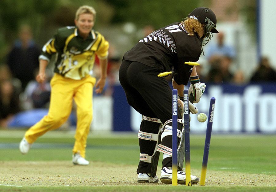 Cathryn Fitzpatrick bowls Katrina Keenan