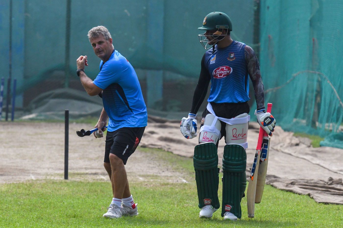 Bangladesh coach Steve Rhodes gives Ariful Haque some pointers