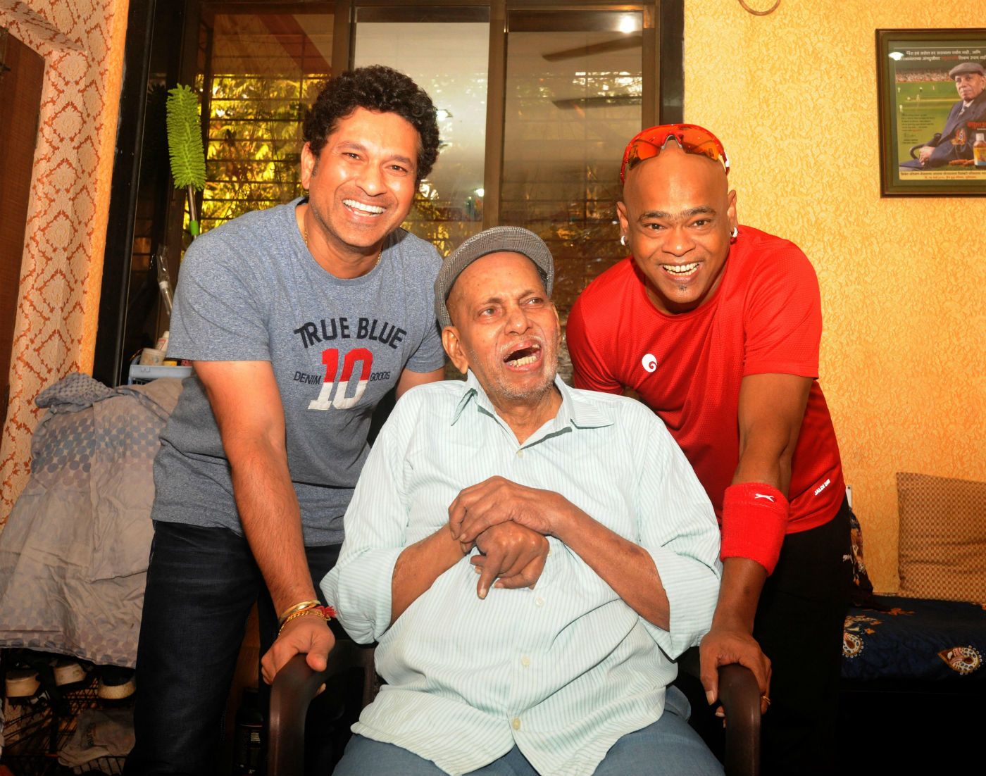 Sachin Tendulkar and Vinod Kambli pay their mentor Ramakant Achrekar a visit at his residence