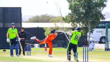 Ireland break Netherlands jinx with Stuart Poynter last-ball six