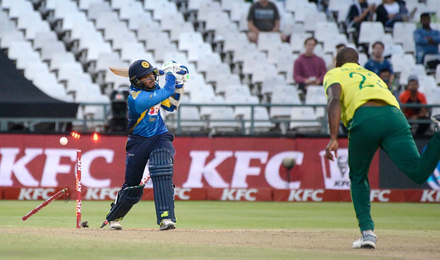 Andile Phehlukwayo bowls Angelo Perera
