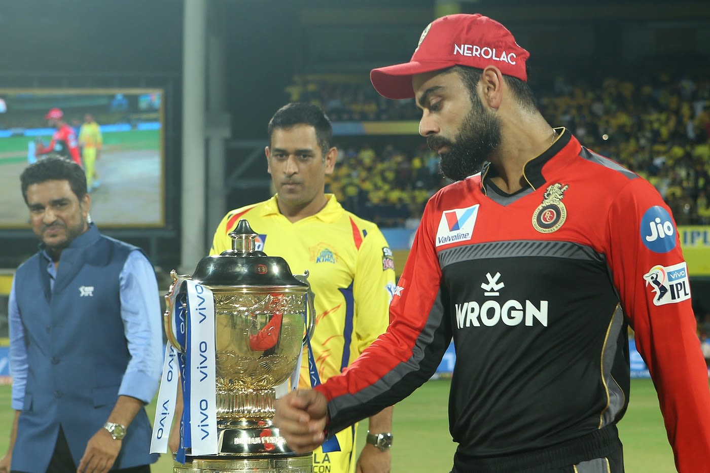 Sanjay Manjrekar, MS Dhoni and Virat Kohli walk out for the toss