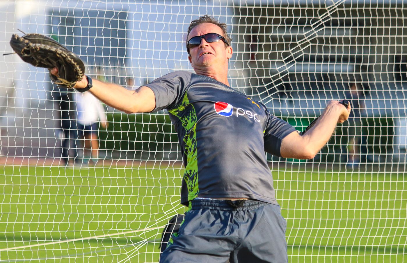 Grant Flower gives some throwdowns during a Pakistan training session
