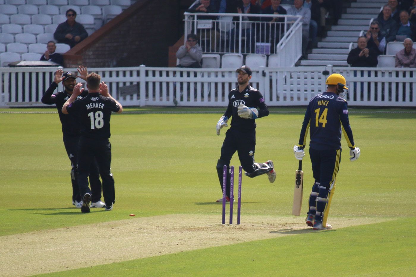 Stuart Meaker bowls James Vince