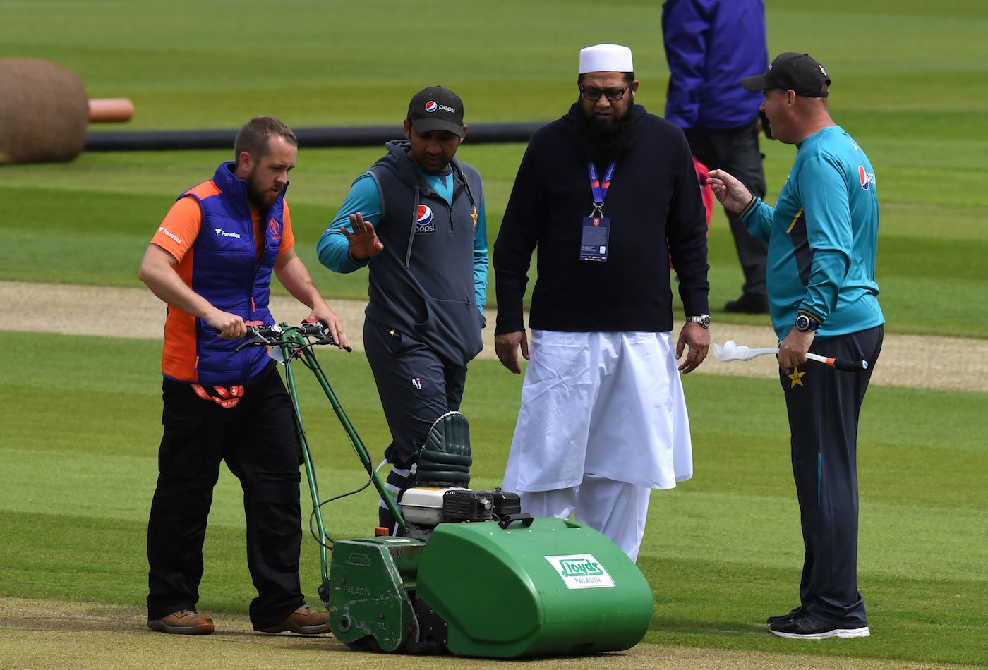 Sarfaraz Ahmed, Inzamam-ul-Haq and Mickey Arthur keep a close eye on the pitch