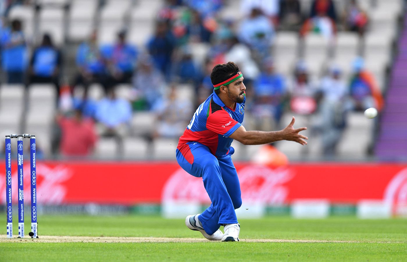 Aftab Alam shapes to collect a throw