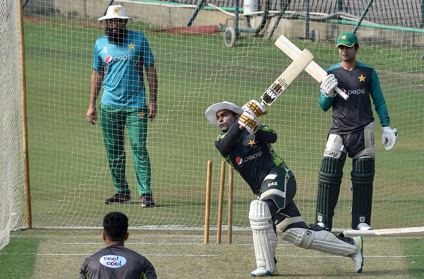Misbah-ul-Haq oversees Pakistan's training session
