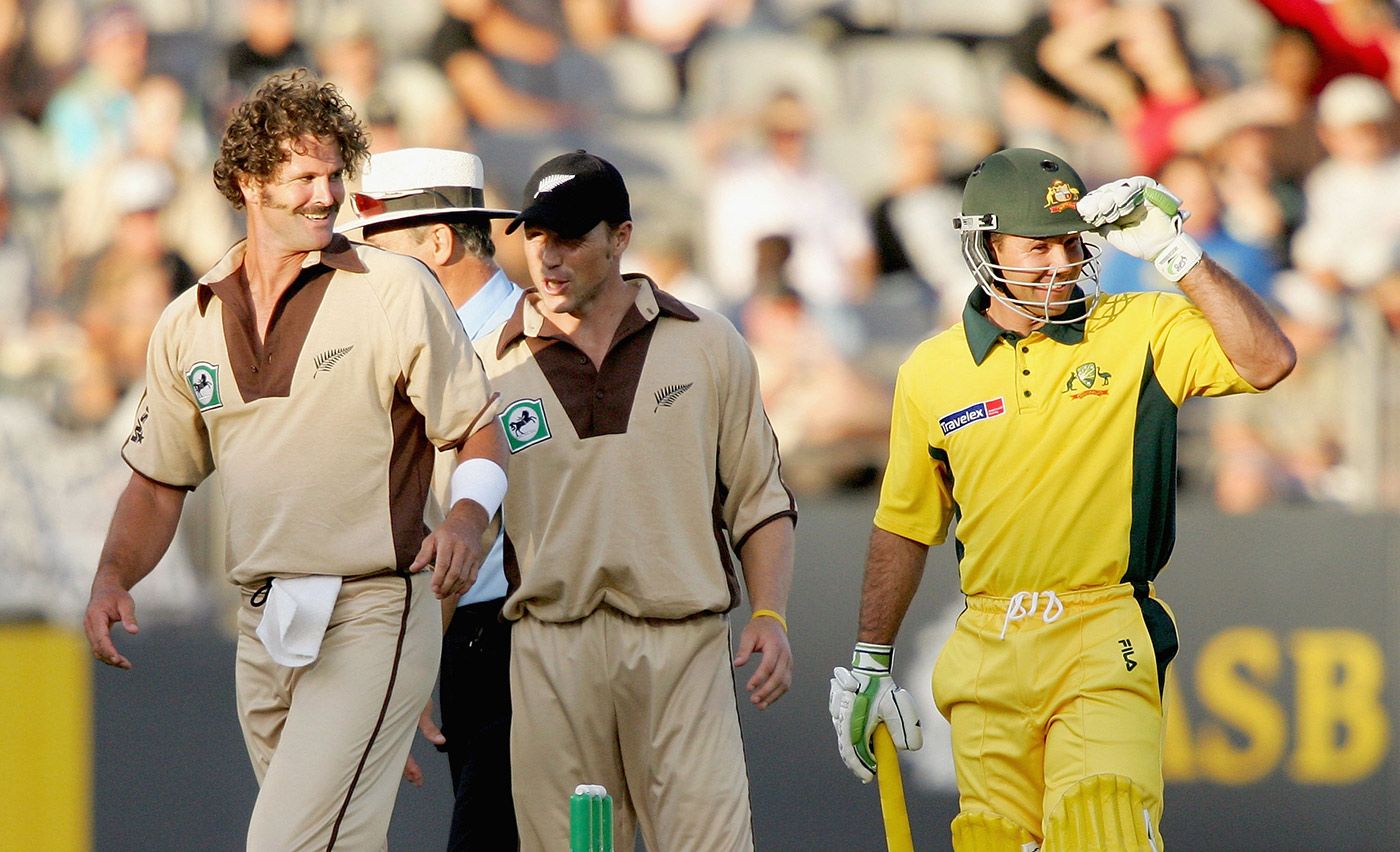 Chris Cairns, Jeff Wilson and Ricky Ponting have a chat