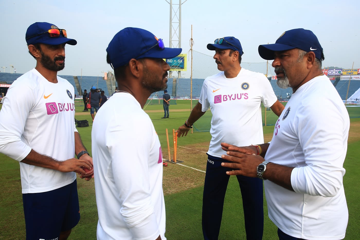 Vikram Rathour, R Sridhar, Ravi Shastri and Bharat Arun have a chat