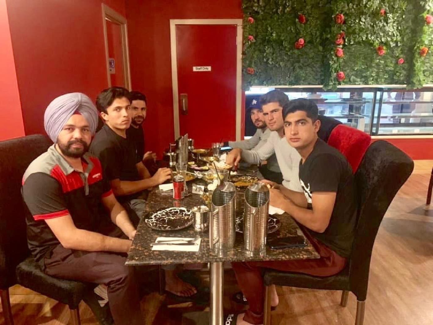 Musa Khan, Yasir Shah, Imran Khan, Naseem Shah, Shaheen Afridi treat an Indian-origin taxi driver to dinner