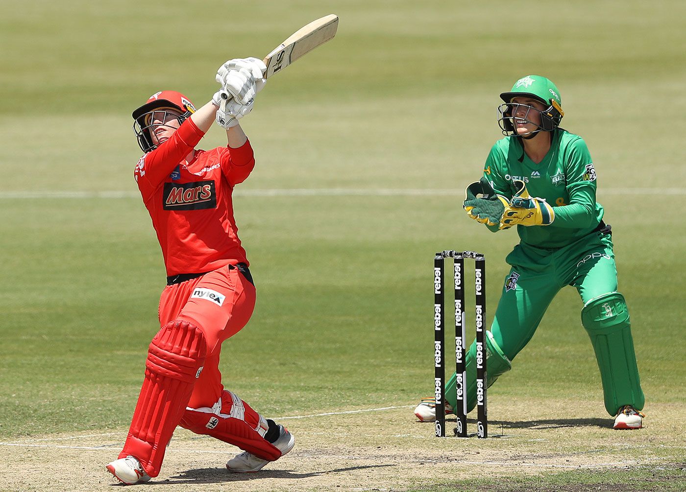 Jess Duffin goes down the ground