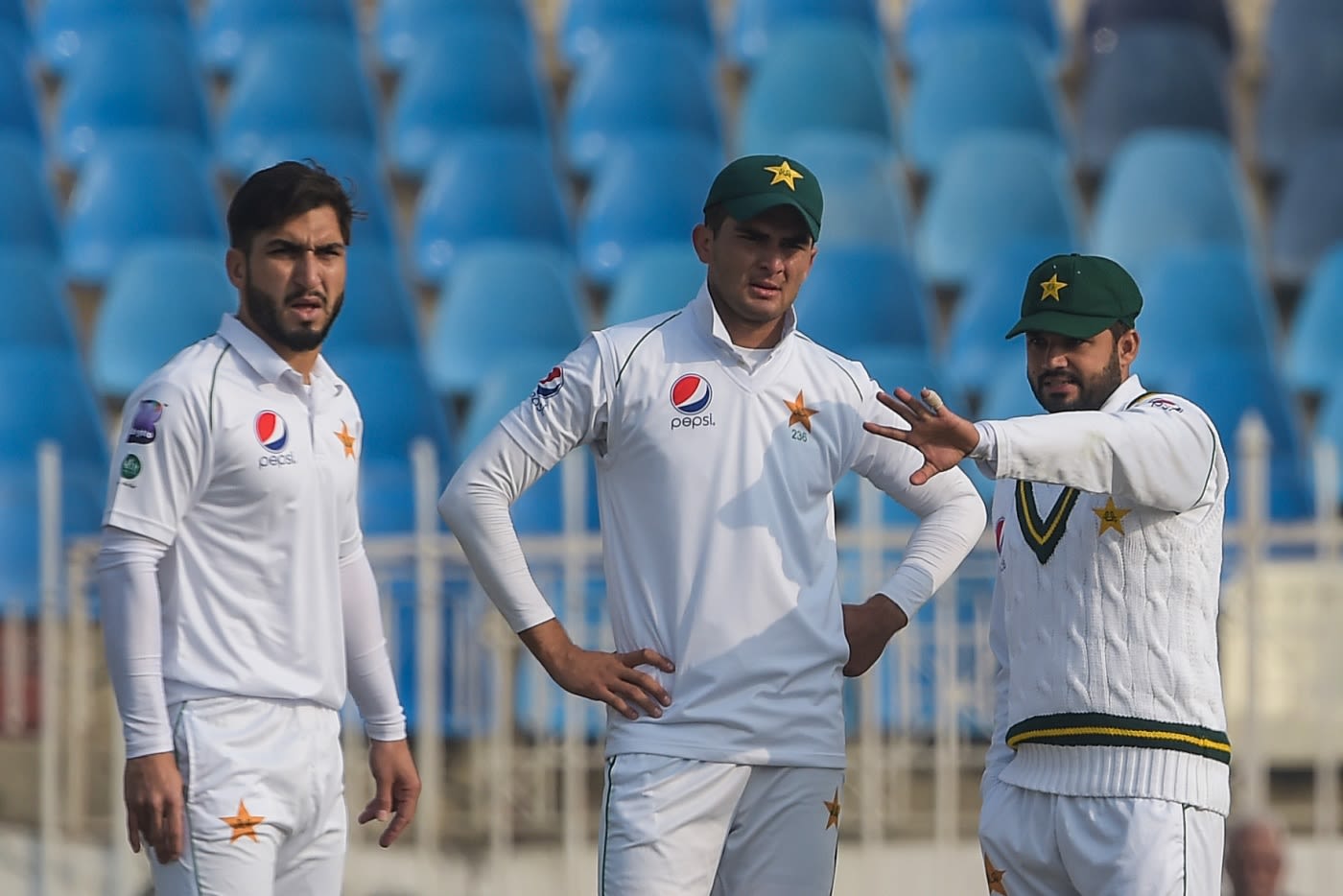 Azhar Ali discusses the field with Shaheen Shah Afridi and Usman Shinwari