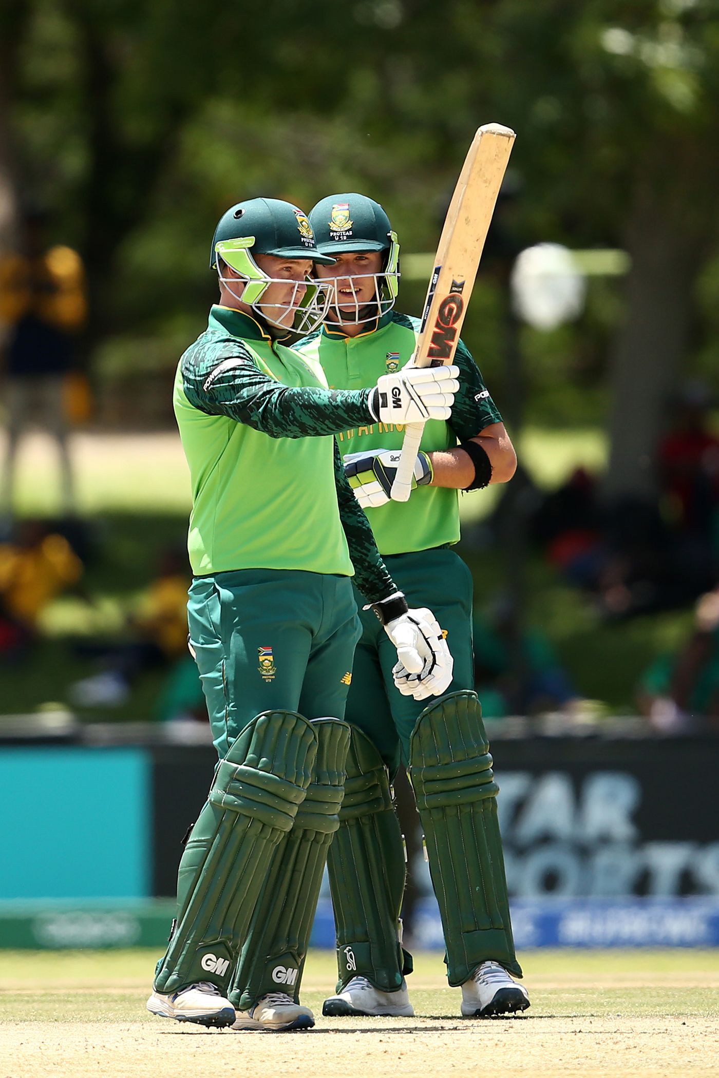 Bryce Parsons and Luke Beaufort added 152 for the third wicket