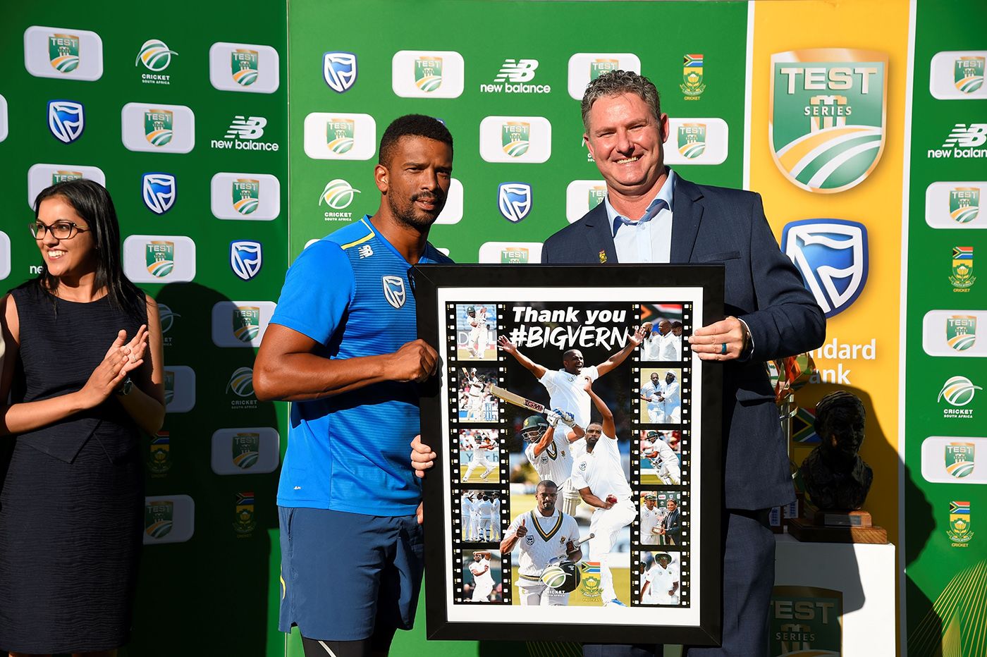 Vernon Philander was presented with a memento by Jacques Faul