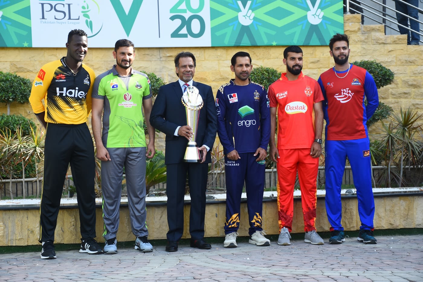 Darren Sammy, Sohail Akhtar, Sarfaraz Ahmed, Shadab Khan and Imad Wasim pose with the PSL trophy