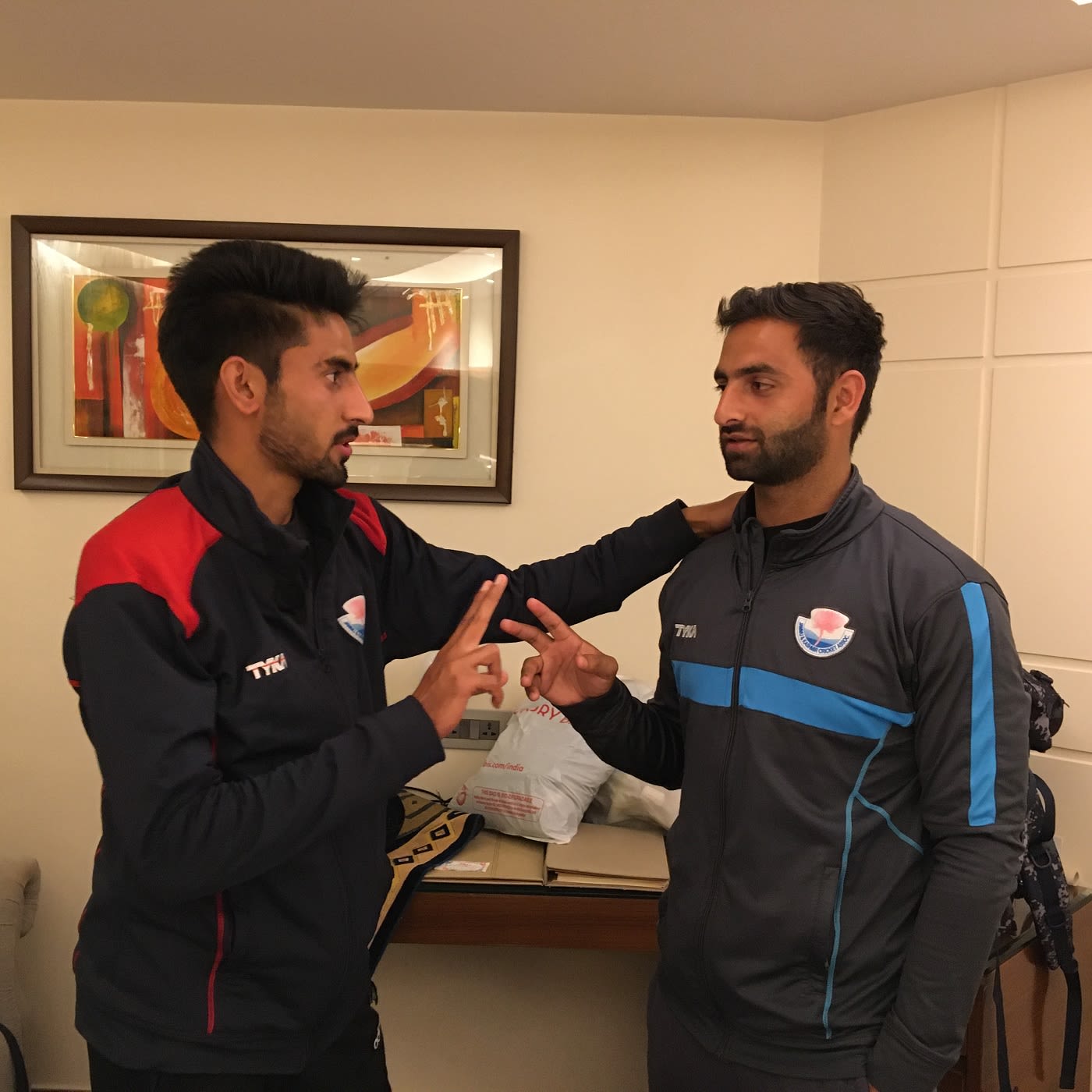 Mujtaba Yousuf (L) and Aquib Nabi compare bowling grips