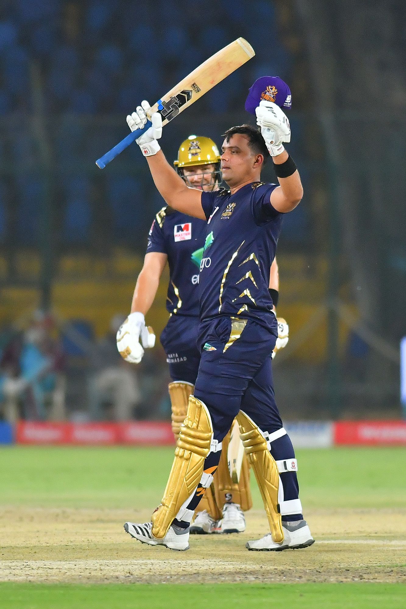 Khurram Manzoor celebrates as Shane Watson looks on