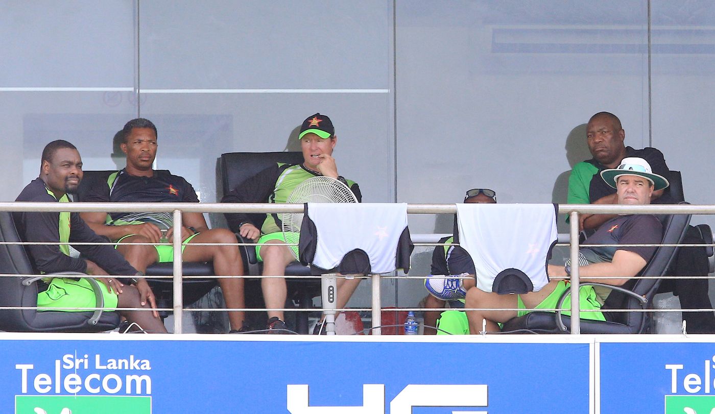 Heath Streak talks with Makhaya Ntini and Lance Klusener in Galle