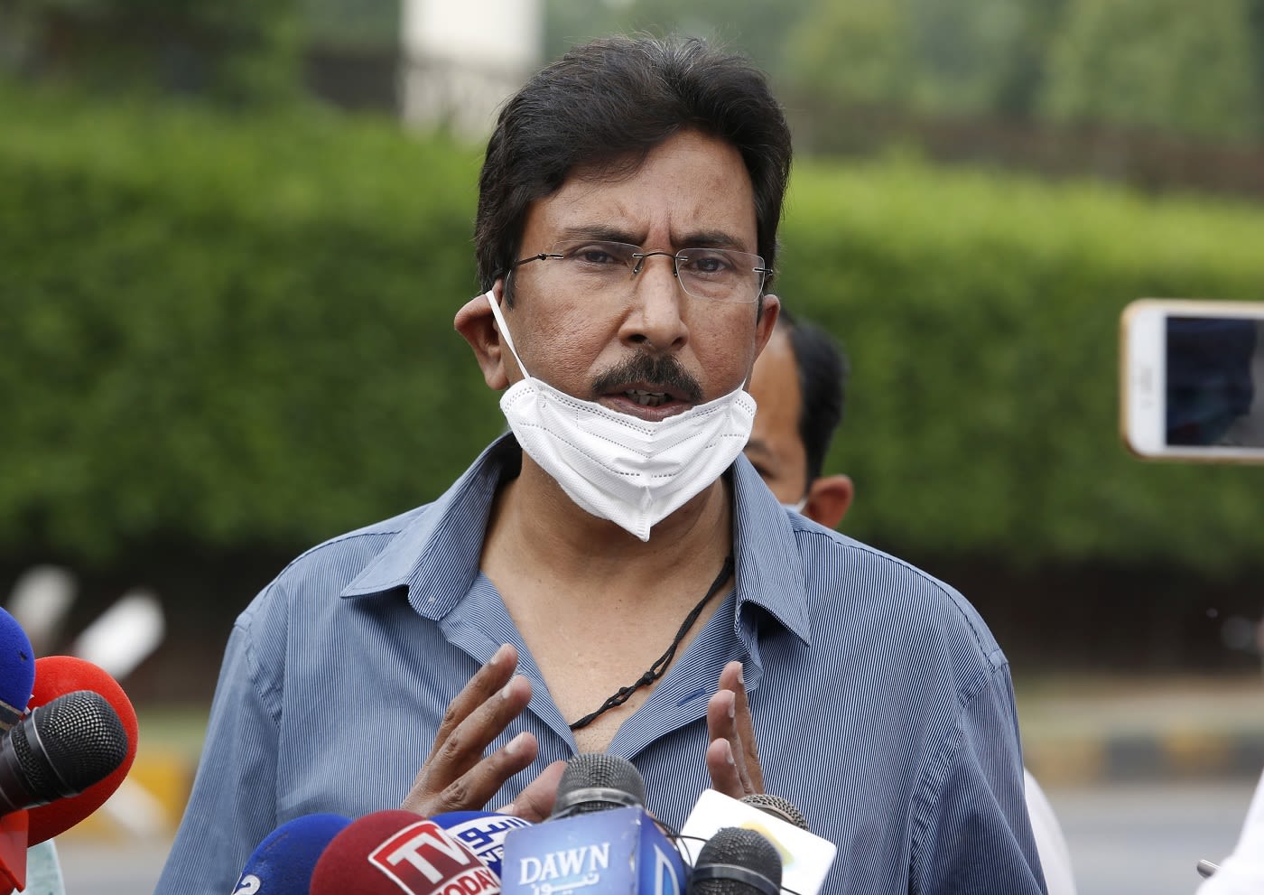 Saleem Malik speaks to reporters in Lahore