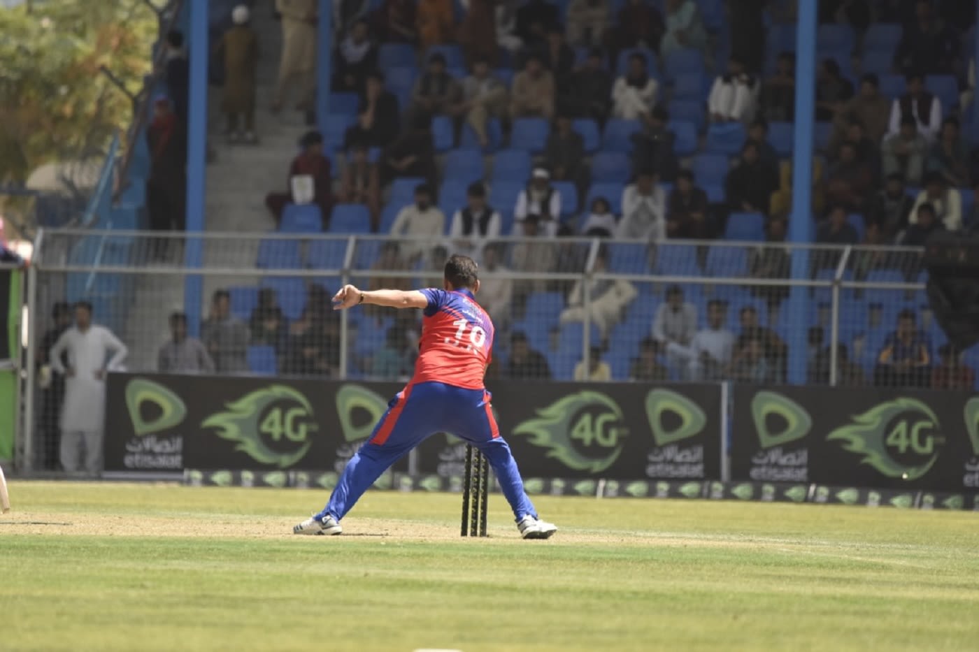 Dawlat Zadran catches Noor Ali Zadran short in his delivery stride
