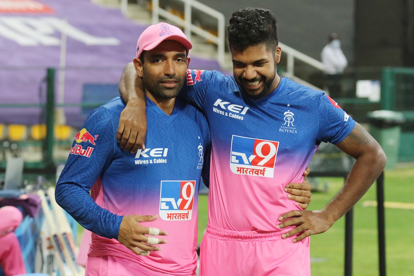 Robin Uthappa and Varun Aaron share a lighter moment