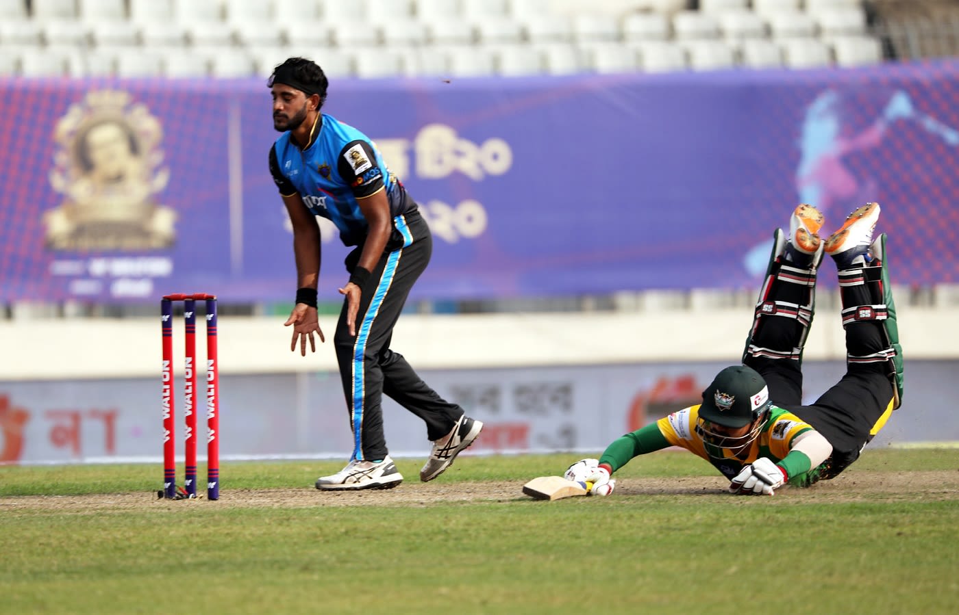 Muktar Ali reacts as Nurul Hasan escapes getting run out