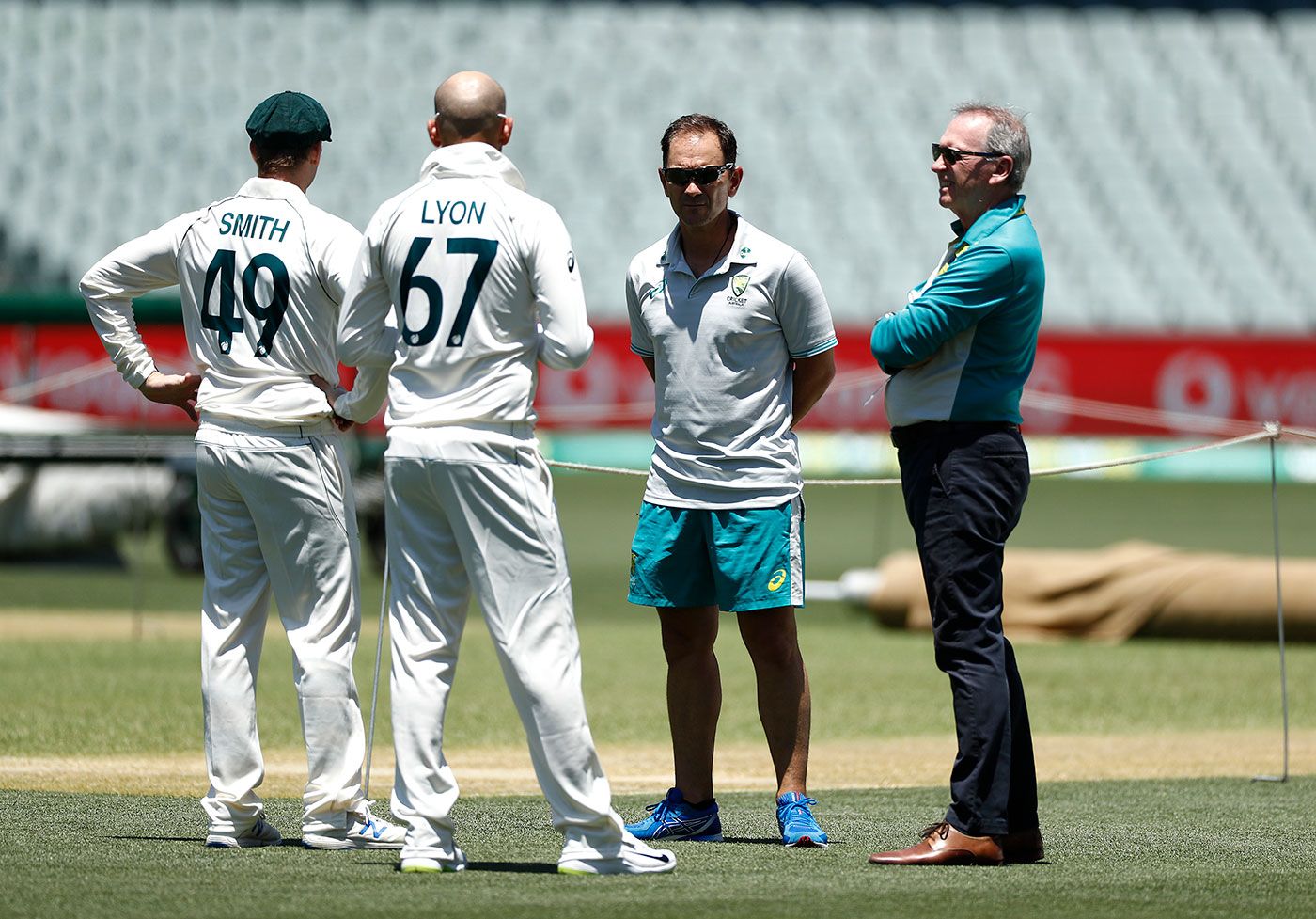 Justin Langer and national selector Trevor Hohns chat with Steven Smith and Nathan Lyon