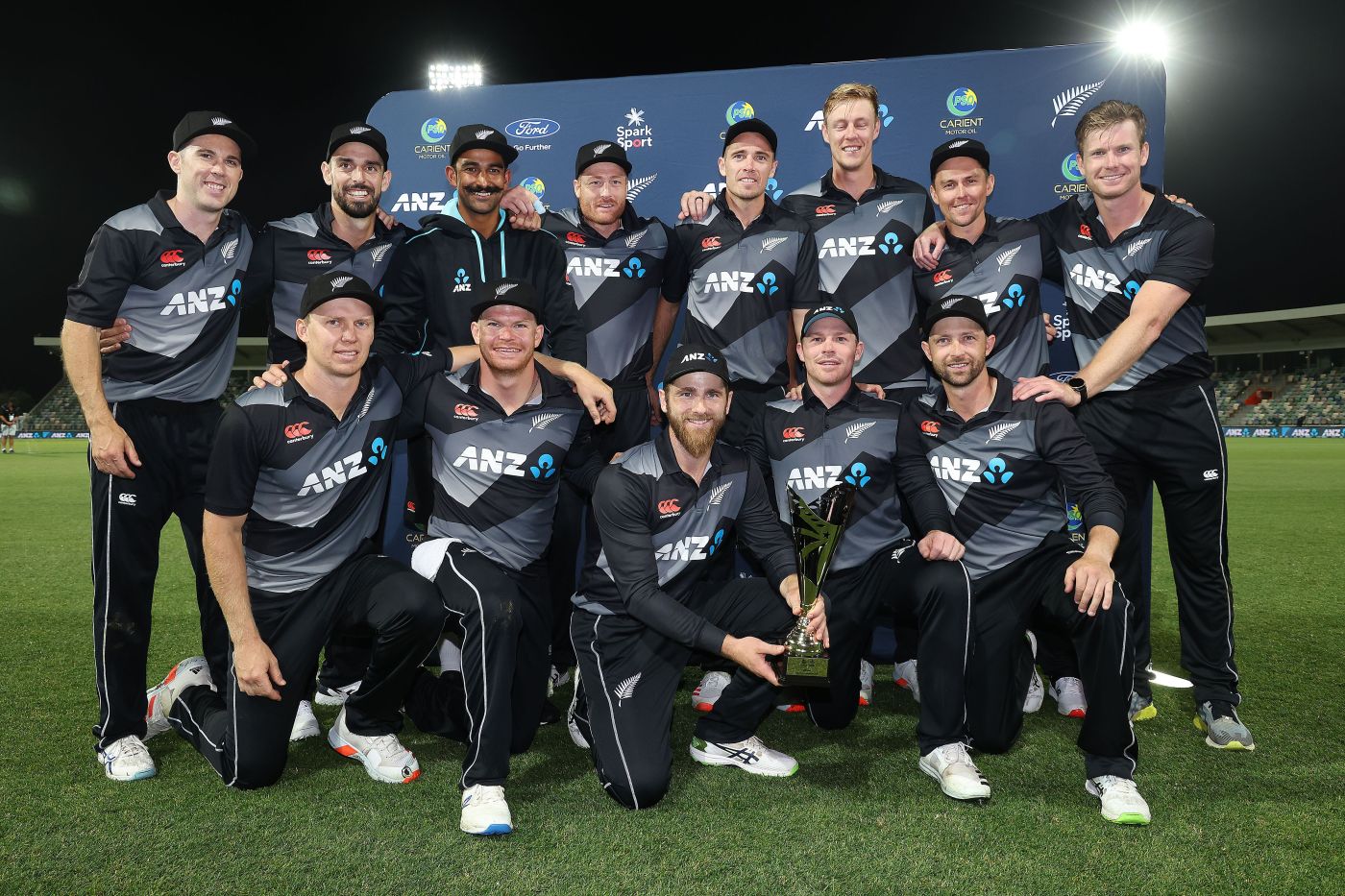 New Zealand with the T20I trophy, having won the series 2-1