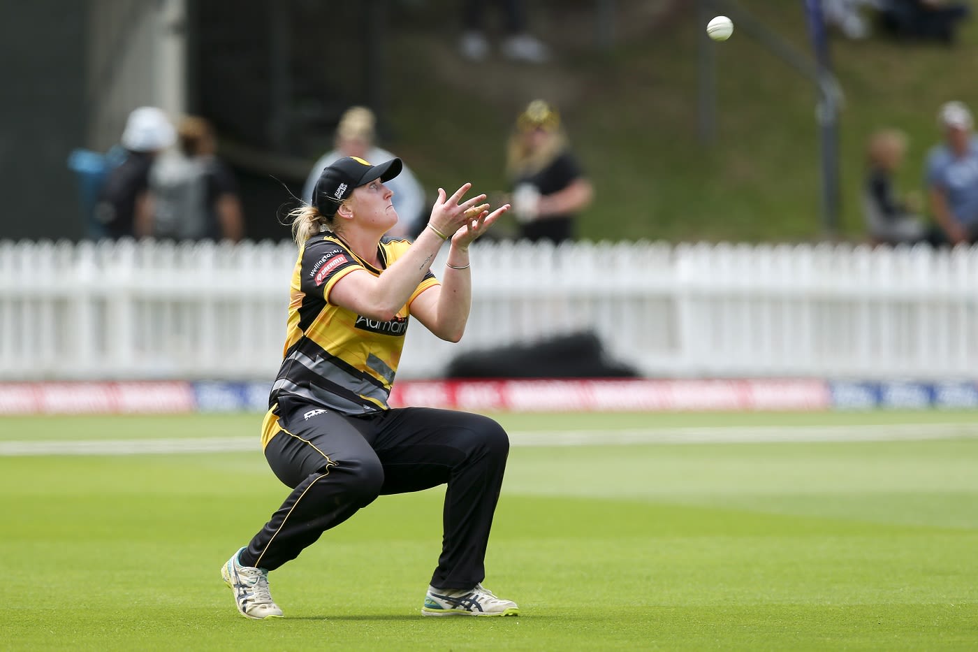 Rebecca Burns looks to take a catch