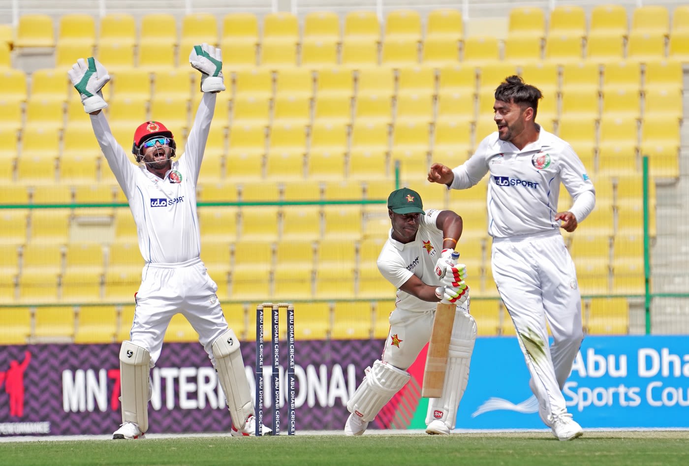 Rashid Khan traps Tarisai Musakanda in front