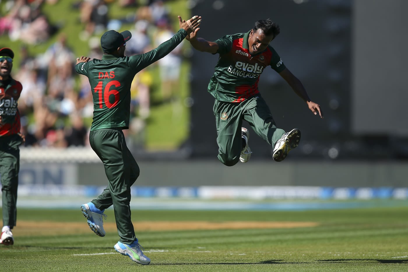 Rubel Hossain leaps in joy after dismissing Ross Taylor