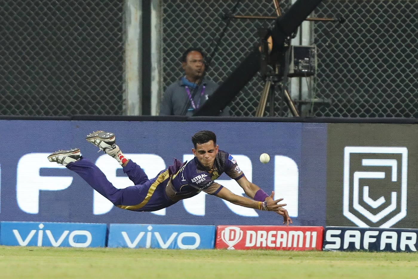 Kamlesh Nagarkoti attempts a difficult catch