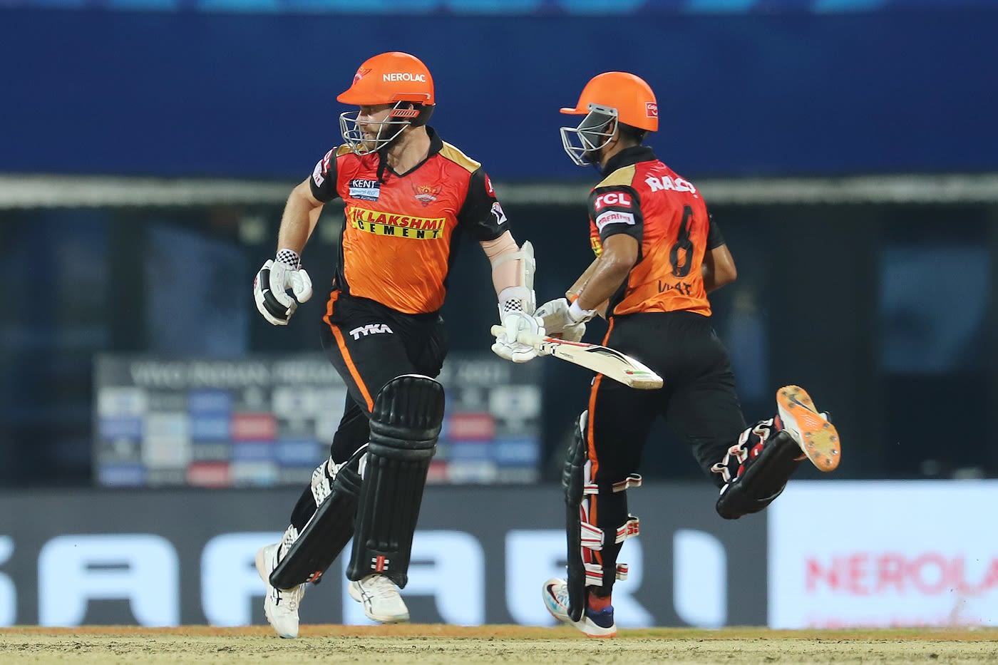 Kane Williamson and Virat Singh run between the wickets