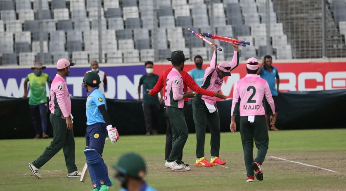 An infuriated Shakib Al Hasan flings the stumps after umpire Mahfuzur Rahman calls for the covers