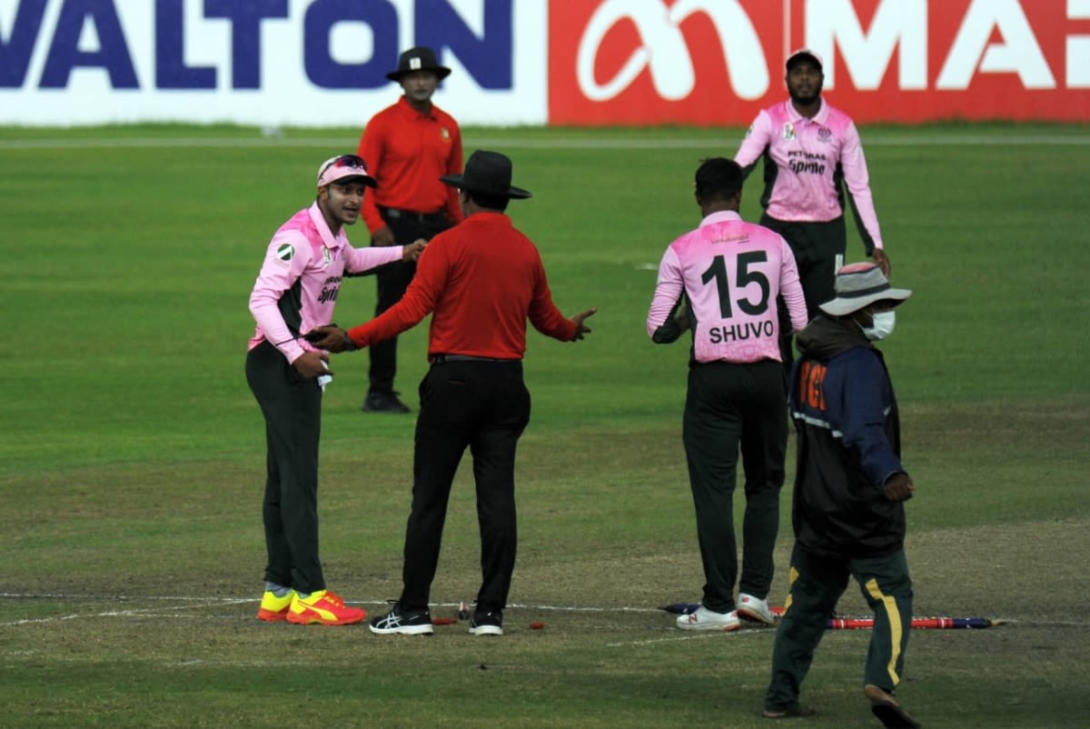 Shakib Al Hasan argues with umpire Mahfuzur Rahman