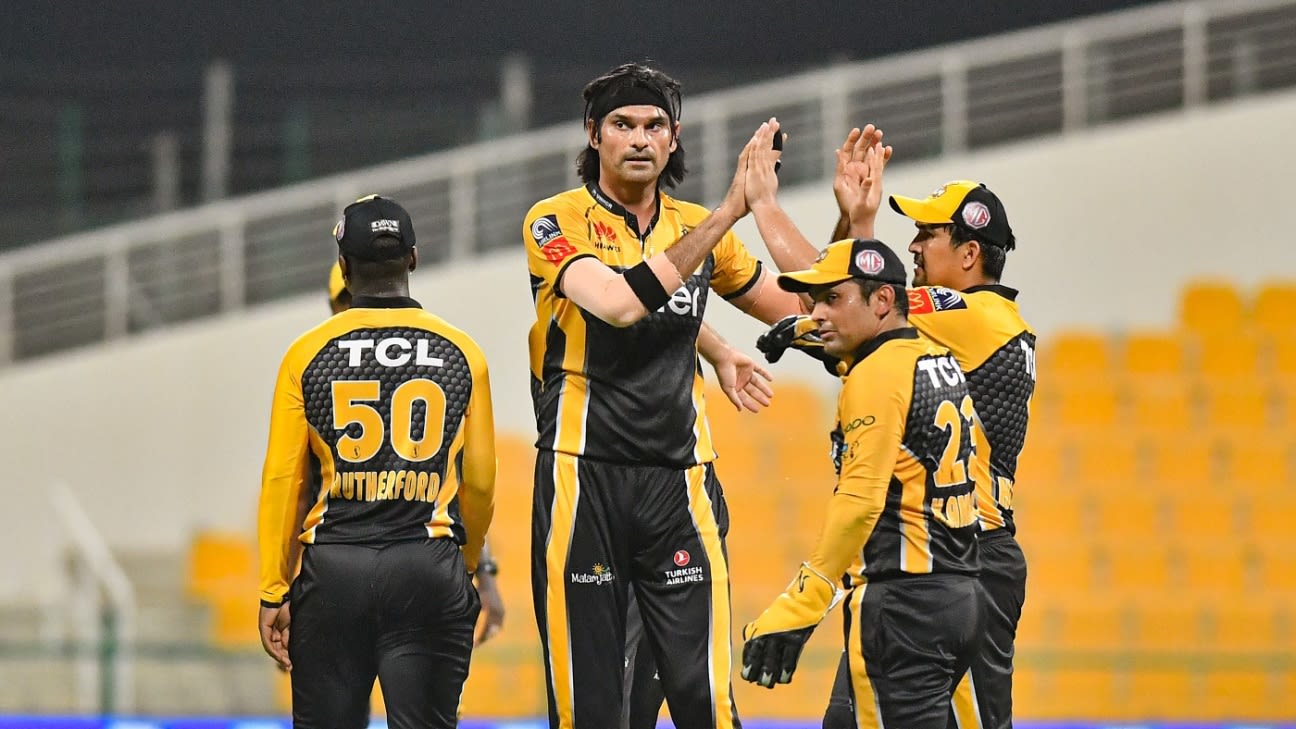 Drama in PSL Eliminator 2 - Peshawar Zalmi field with ten men as umpires deny substitute for Mohammad Irfan