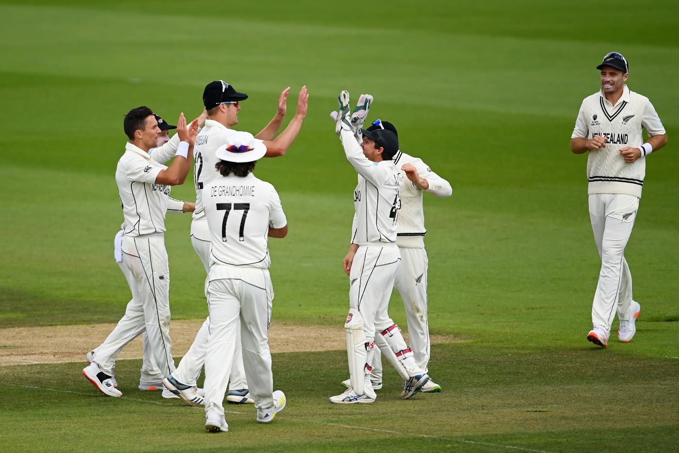 New Zealand get together after Trent Boult and BJ Watling combine to see the end of Ajinkya Rahane