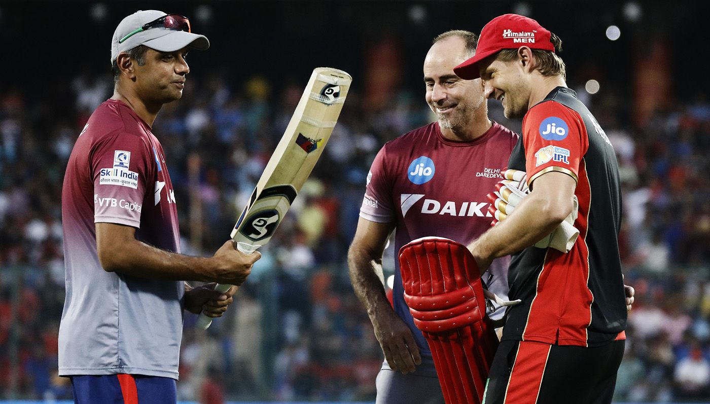 Rahul Dravid and Paddy Upton look at Shane Watson's bat