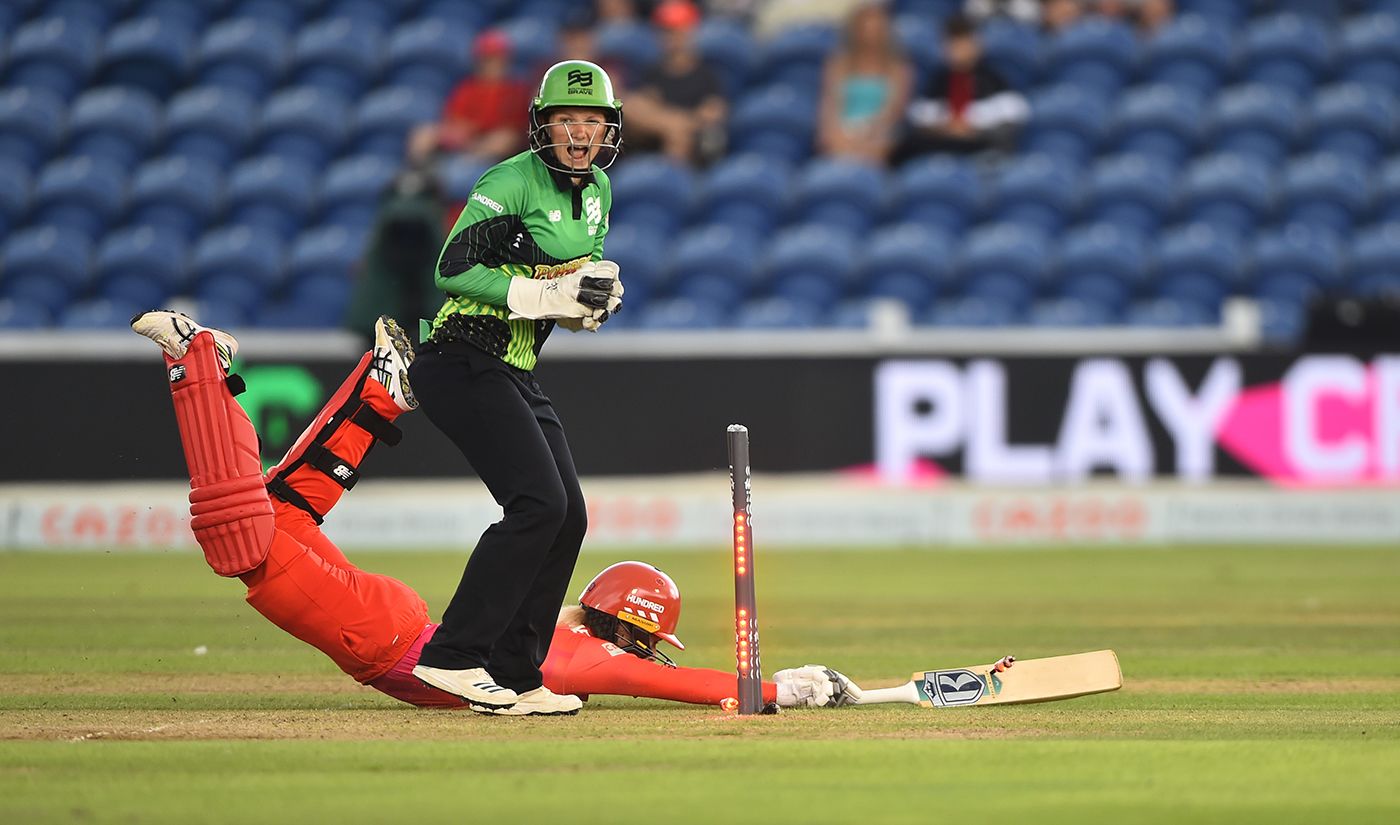 Georgia Redmayne dives for her ground in vain